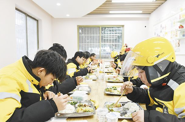 贴心服务 情暖骑手