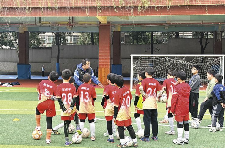 寒假校园不寂寞，操场上“长”满娃娃