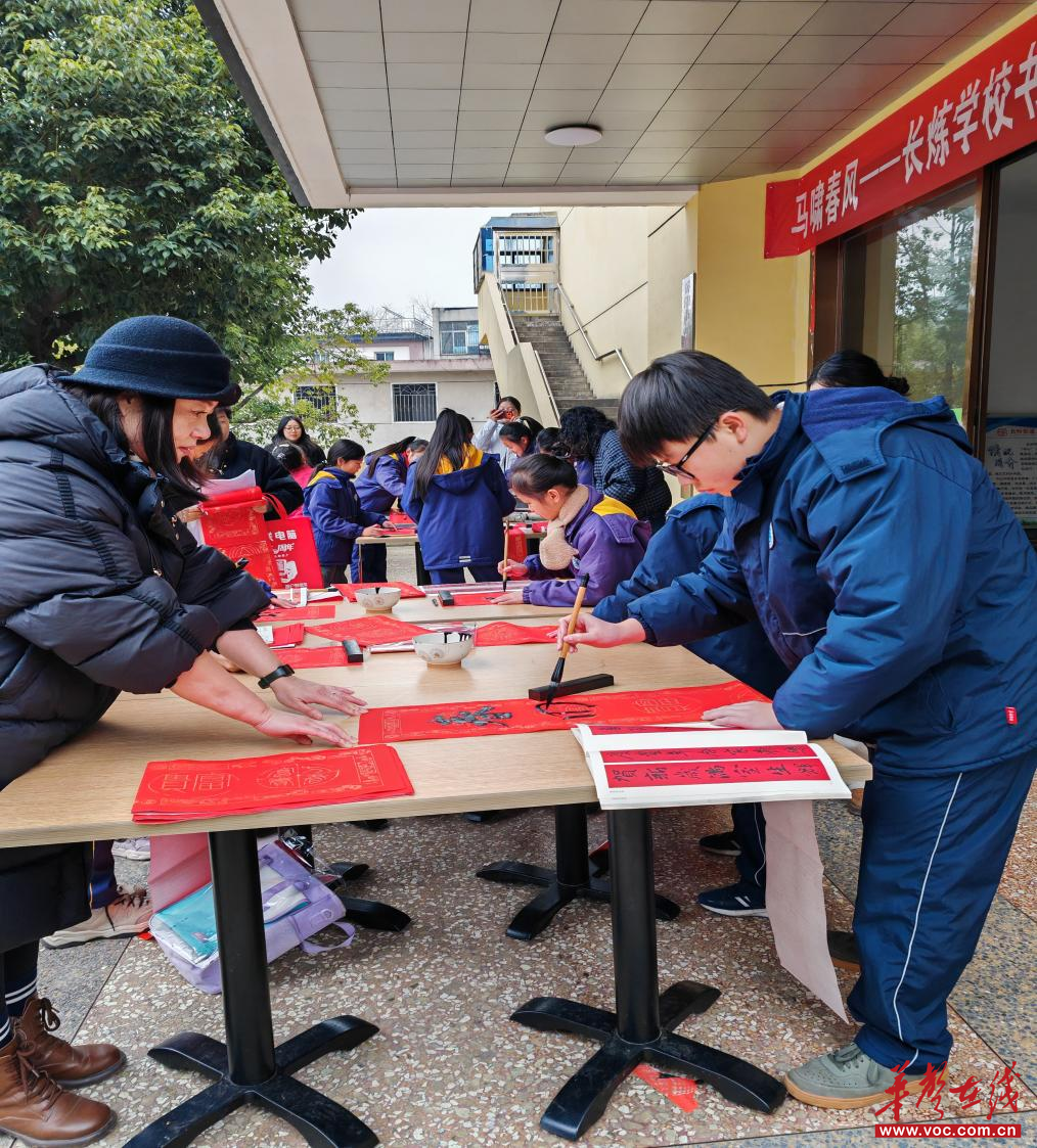 岳阳市云溪区长炼学校：党员师生进社区 马啸春风送祝福