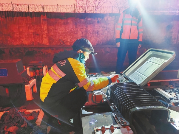 挑灯夜战保春运