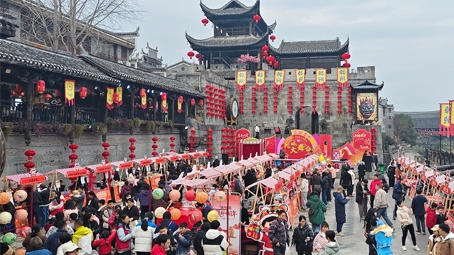 逛青创市集 寻味中国年