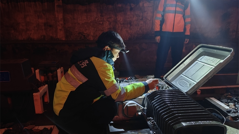 挑灯夜战保春运