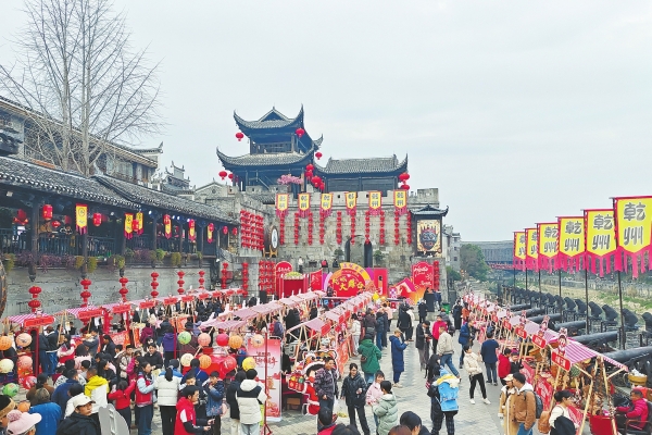 逛青创市集 寻味中国年