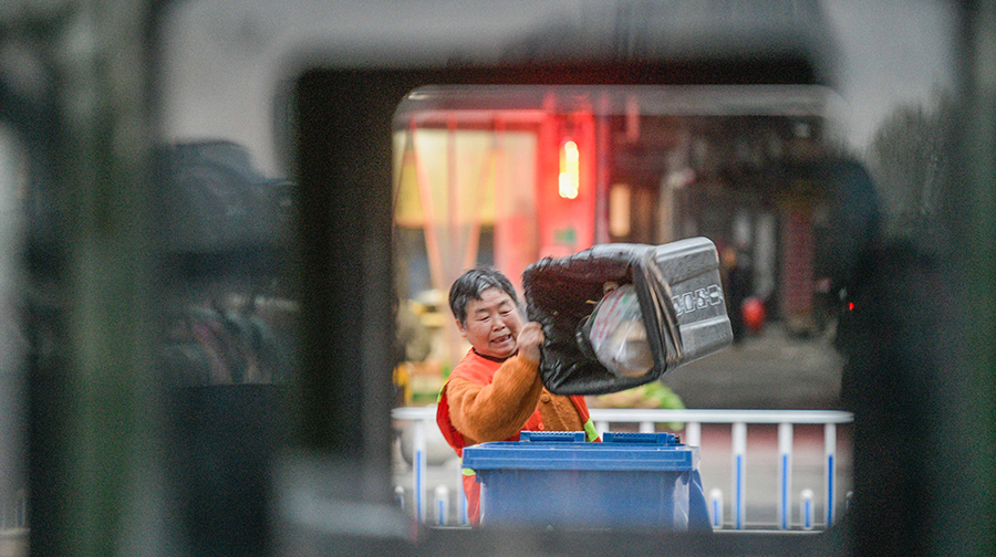 坚守岗位过除夕