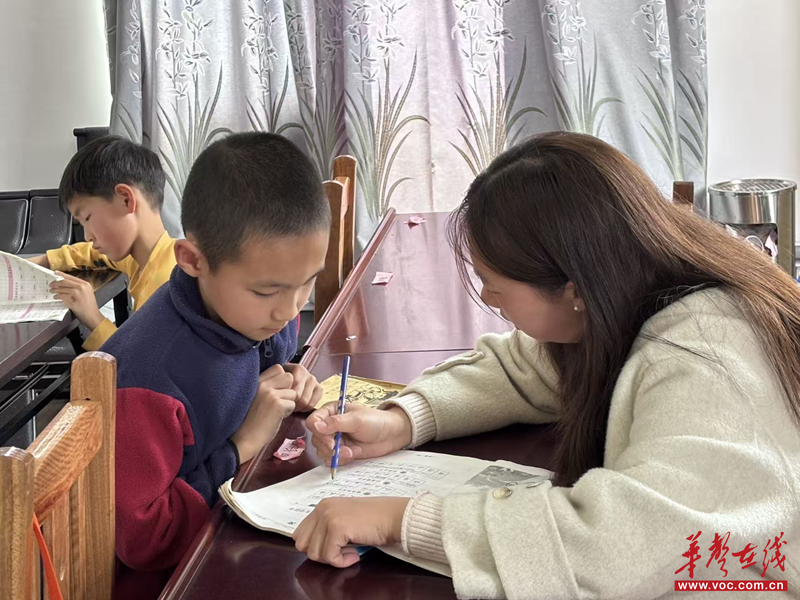 情暖新春护成长 欢歌起舞年味浓