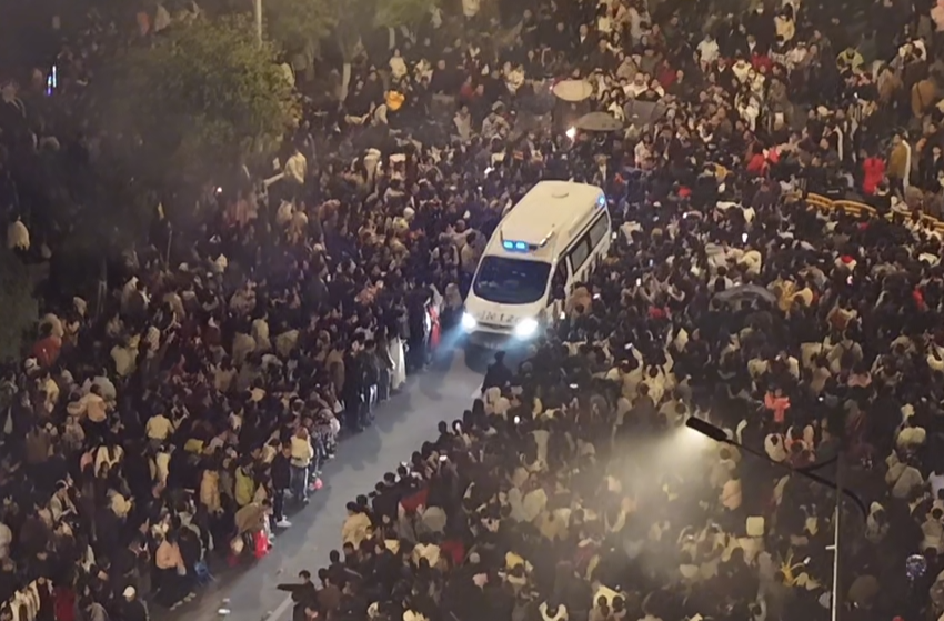 浏阳烟花秀数万游客为救护车让出1.5公里生命通道