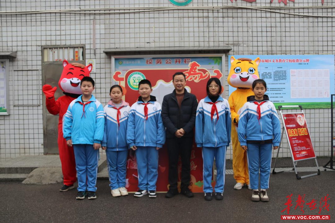 湘潭江声实验学校（烟塘）小学部：红灯笼映照新学期 烟塘学子乐启航