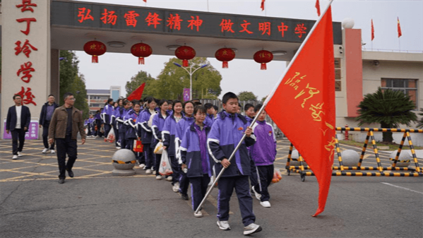追“锋”|临澧县丁玲学校开展“学雷锋”慰问企业一线工人活动