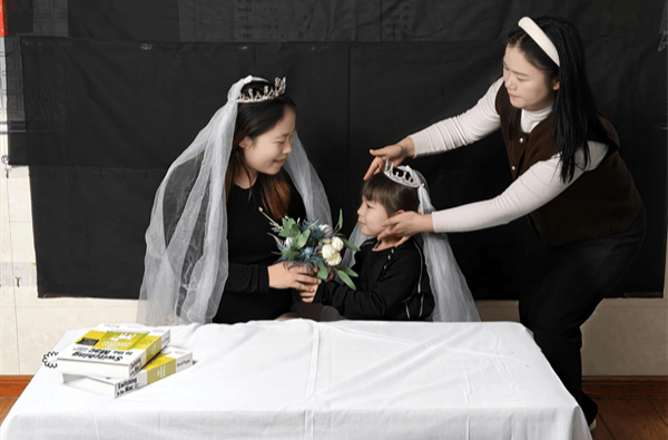 春神牵小手 萌娃献芳华 芷江一幼“双节同庆”活动点亮成长序幕