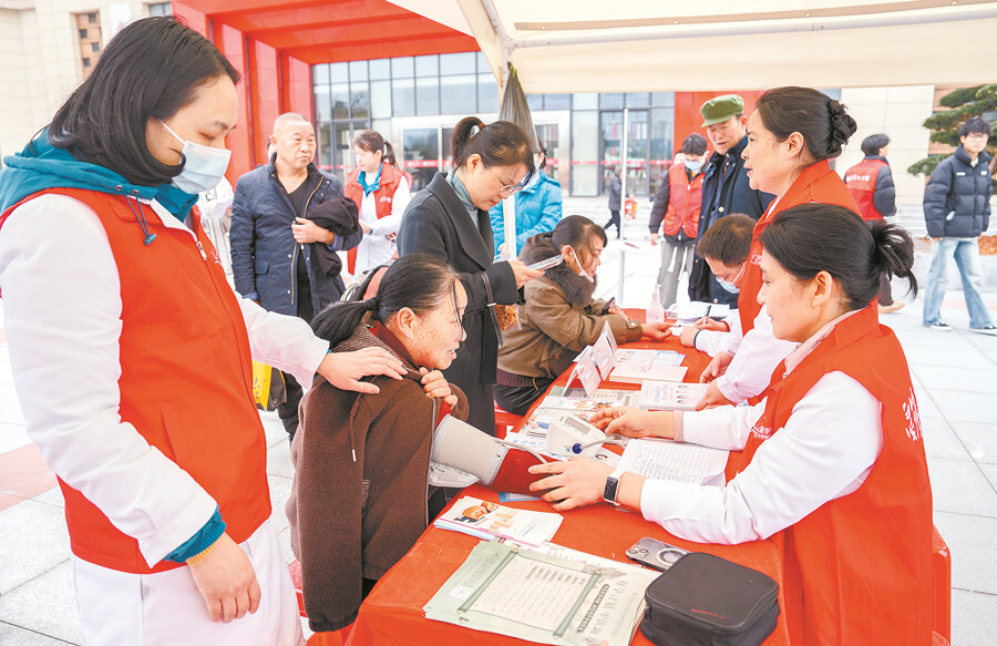 各地开展多种活动 践行新时代雷锋精神