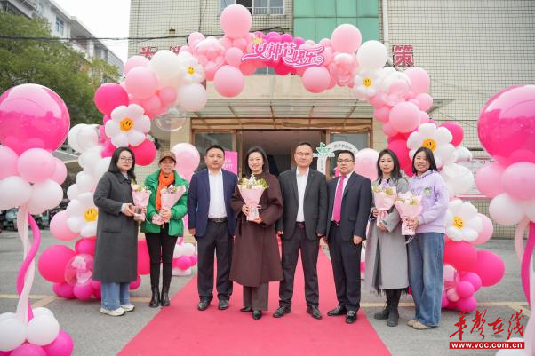 竞芳华｜怀化市旅游学校：鲜花赠巾帼 芳华绽校园