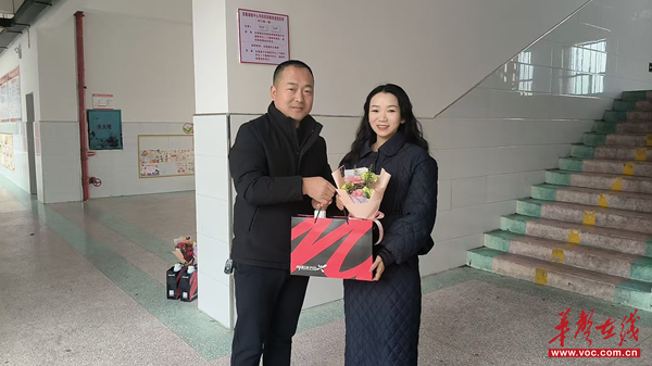 竞芳华｜桃源县茶庵铺镇中心学校开展庆祝“三八”妇女节慰问活动