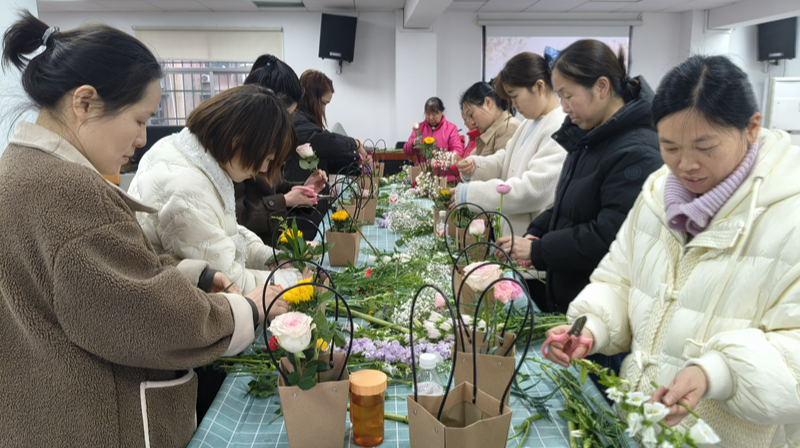 荣龙社区：帼绽芳华 花香暖社区