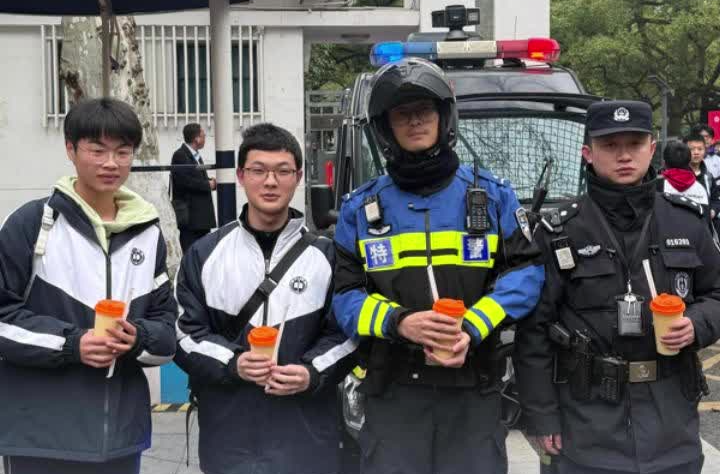開學(xué)首日，這個護學(xué)崗的特警集體“破防”了
