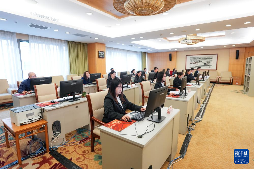 十四届全国人大四次会议收到代表议案226件