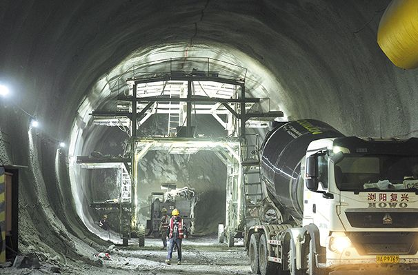全国首条市域磁浮铁路建设提速