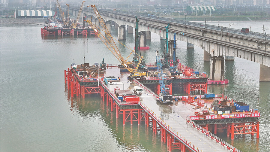 长赣高铁湘江特大桥首个主墩桩基完工