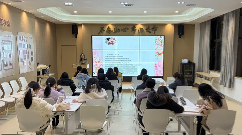 天鹅塘社区青年夜校化妆班开课 以美赋能点亮青春