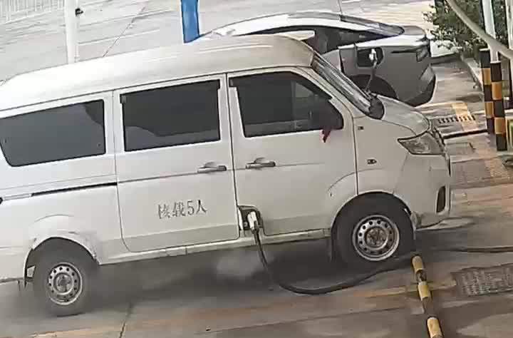 面包车充电时突发自燃，消防员与群众合力救援