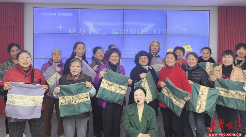 丰泉古井社区：手工活动乐无穷 雷锋精神伴银龄