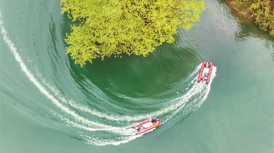 巡河净滩护碧水