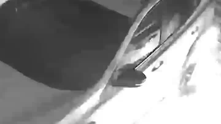 车辆深夜突发自燃，消防紧急处置