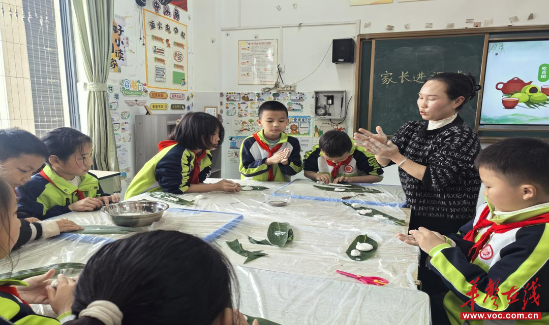 会同县芙蓉学校教联体开展“家长进课堂”清明青团制作实践活动