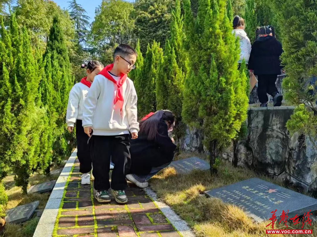 双峰县印塘乡中心小学开展烈士陵园祭扫活动