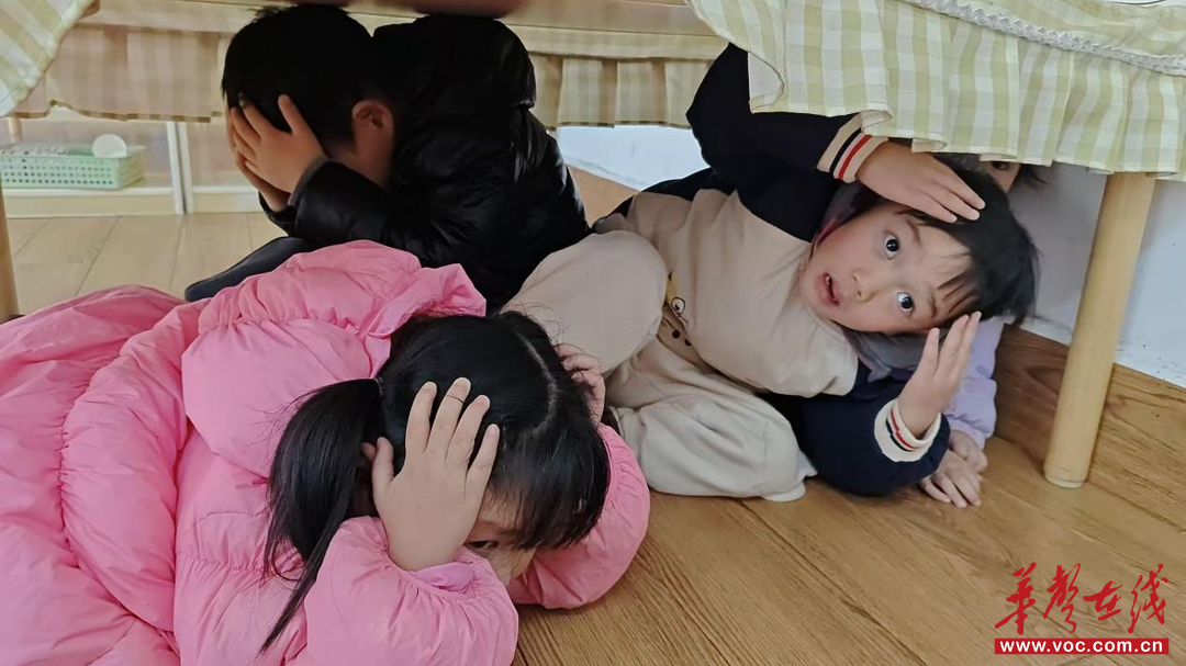 地震科普 携手同行 幸福幼儿园开展防震减灾主题教育暨应急演练活动