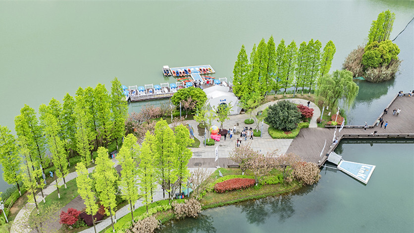 碧水映春 满眼青绿