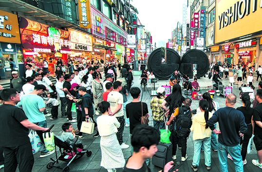 长沙夜巷奏响流动的音符 持证街头艺人表演为长沙夜经济注入一股新活力