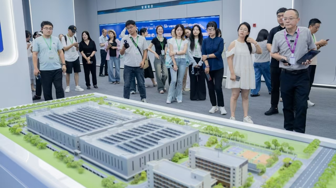媒体团参观新紫光集团岳阳智能制造基地