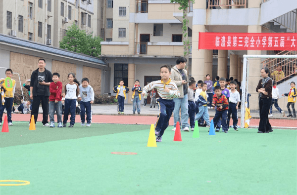 临澧县第三完全小学第五届“大美杯”校园足球班级联赛开幕