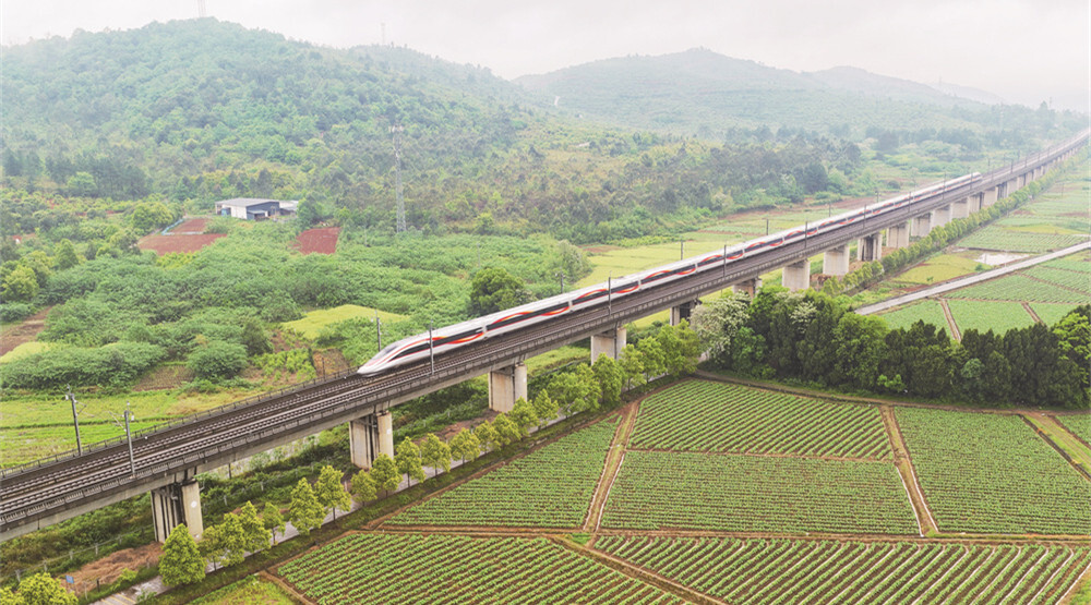 高铁飞驰田园美