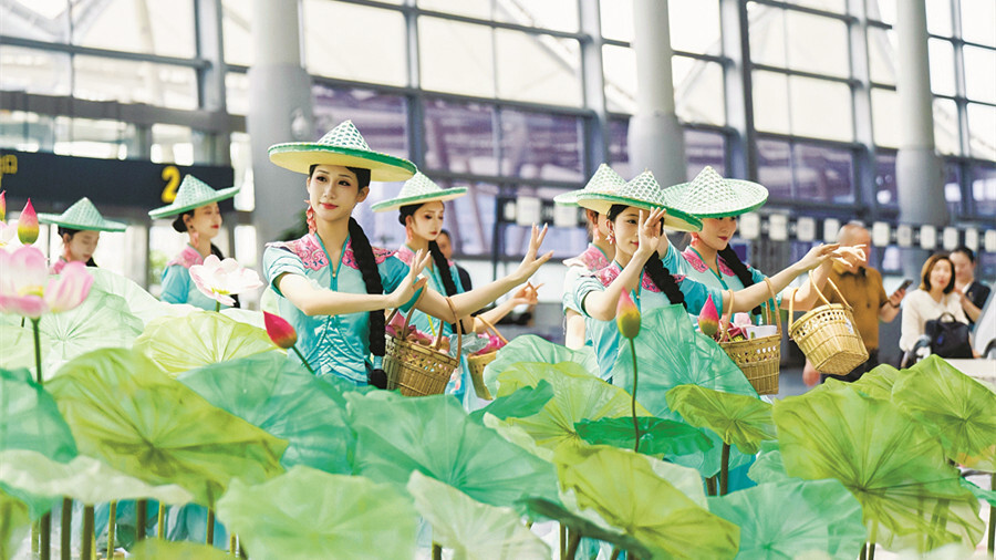 “洞庭渔女”惊艳长沙机场