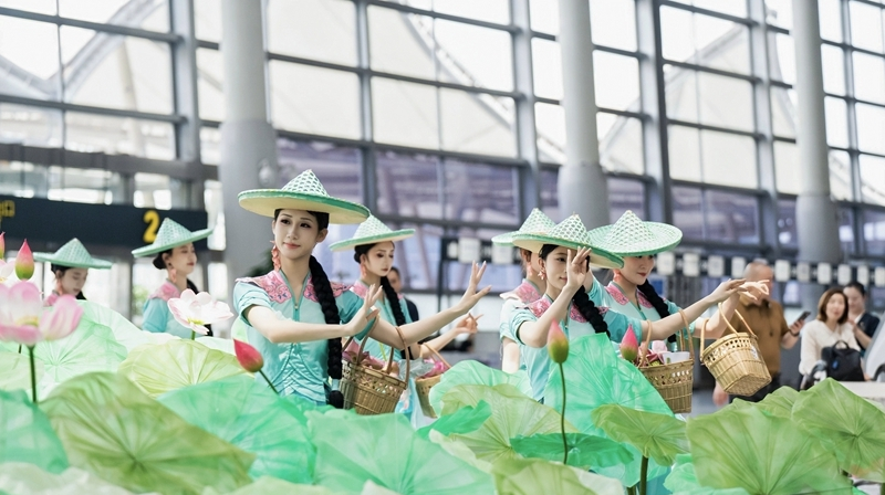 “洞庭渔女”惊艳长沙机场