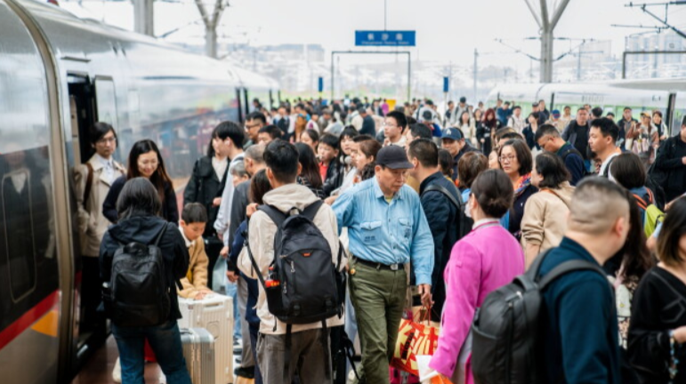 春假连带“五一”掀出行热潮，长沙南站加开532趟临客高铁