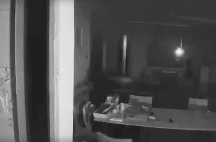 深夜客厅起火浓烟封门，母子俩“关窗堵缝”固守待援获救