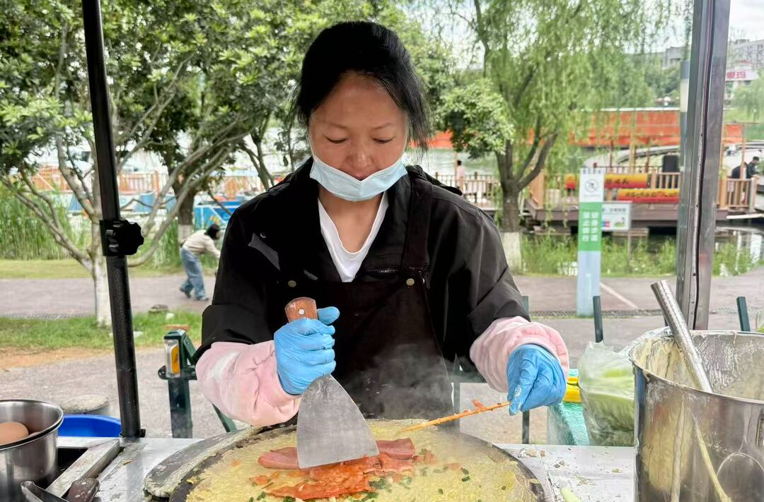 大学生一句“受不了”，煎饼阿姨摊前排起长龙