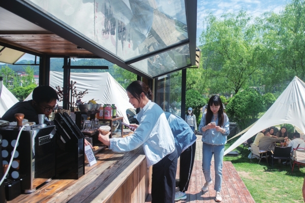 “村咖”吸引游客