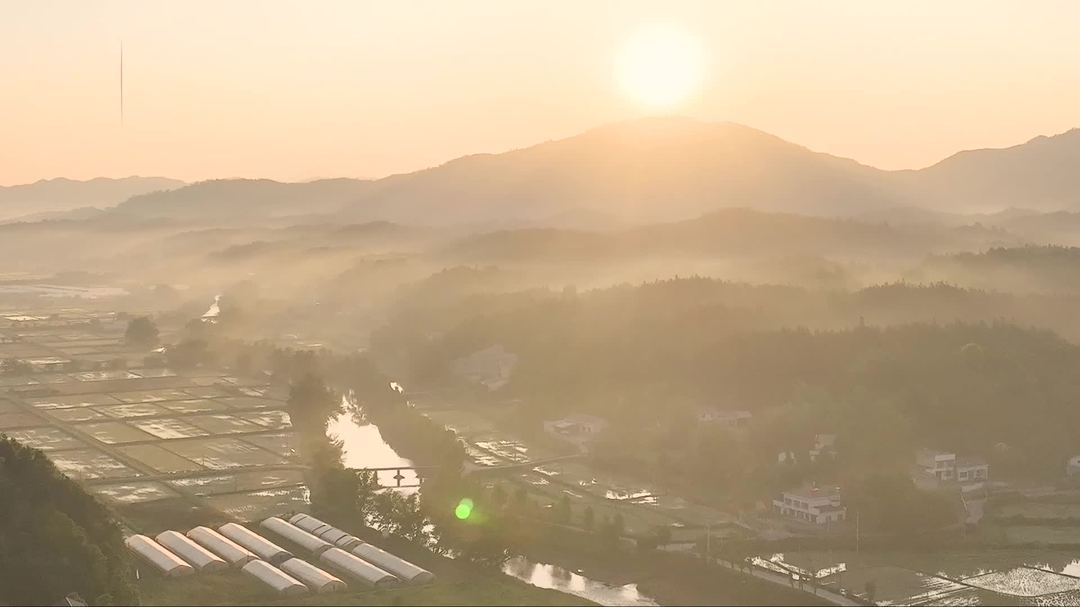 治愈系乡村清晨，晨雾日出绘就乡村诗意画卷