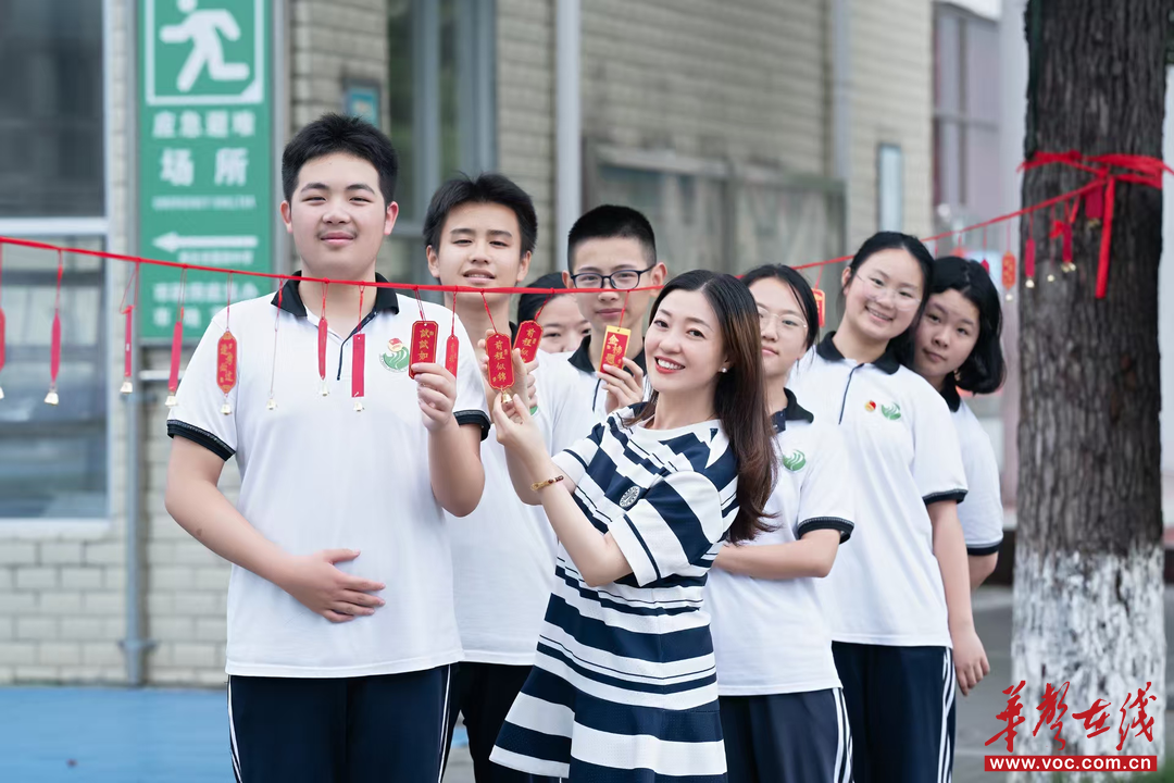 许维：爱的双翼下 她带领学生飞过青春的陡坡