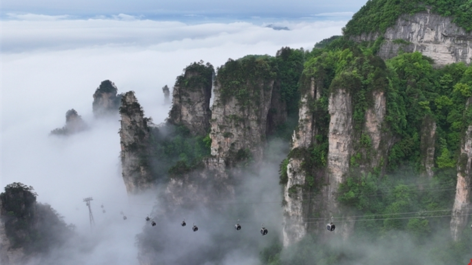 峰起云间 如梦如幻