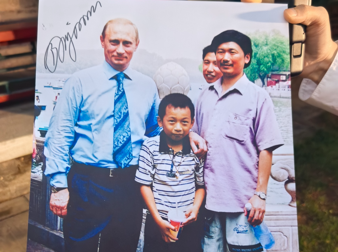 俄罗斯总统普京与26年前抱过的中国男孩“重逢”，普京向帮助寻找的媒体致谢