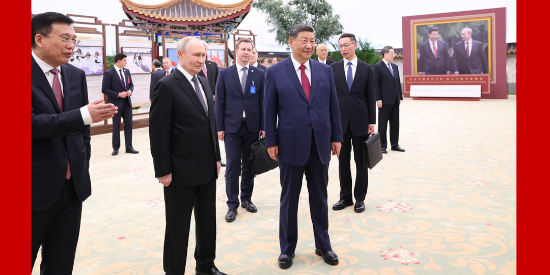 习近平同俄罗斯总统普京共同参观“传承中俄世代友好 树立大国关系典范”图片展