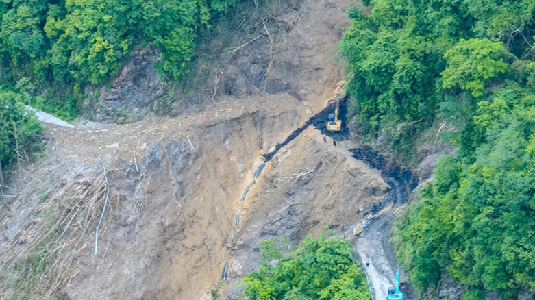 紧急抢修塌方道路