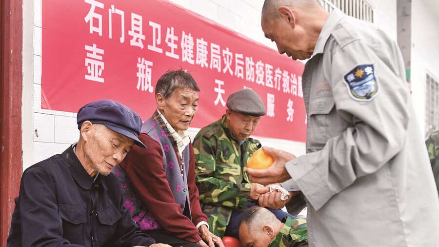 探访石门受灾群众临时集中安置点
