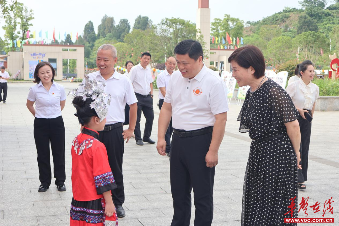 麻阳苗族自治县领导“六一”走访慰问代远学校 与少年儿童共庆节日