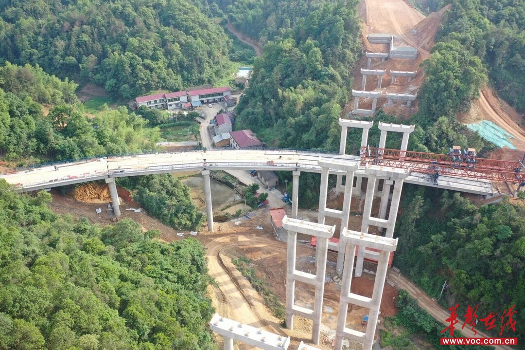 湖南建投尚上浏江二标项目完成A匝道桥小半径曲线梁板架设