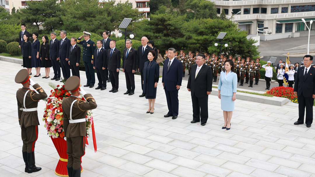 习近平和彭丽媛参谒中朝友谊塔